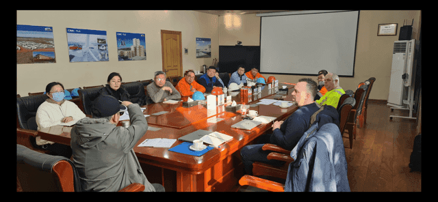 groep mensen rond een tafel