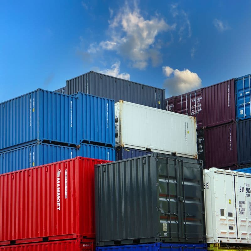 een container in verschillende kleuren