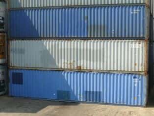 3 containers op elkaar gestapeld
