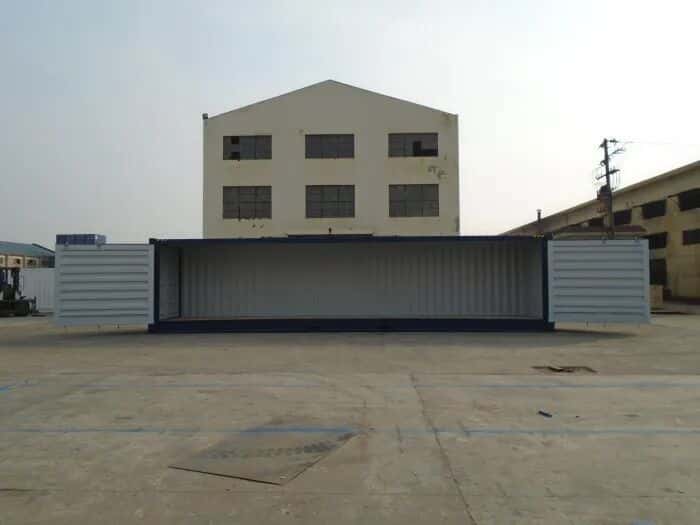 container open zijkant voor een gebouw