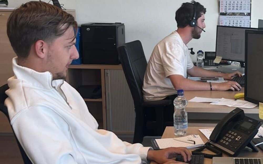 twee mensen aan het werk